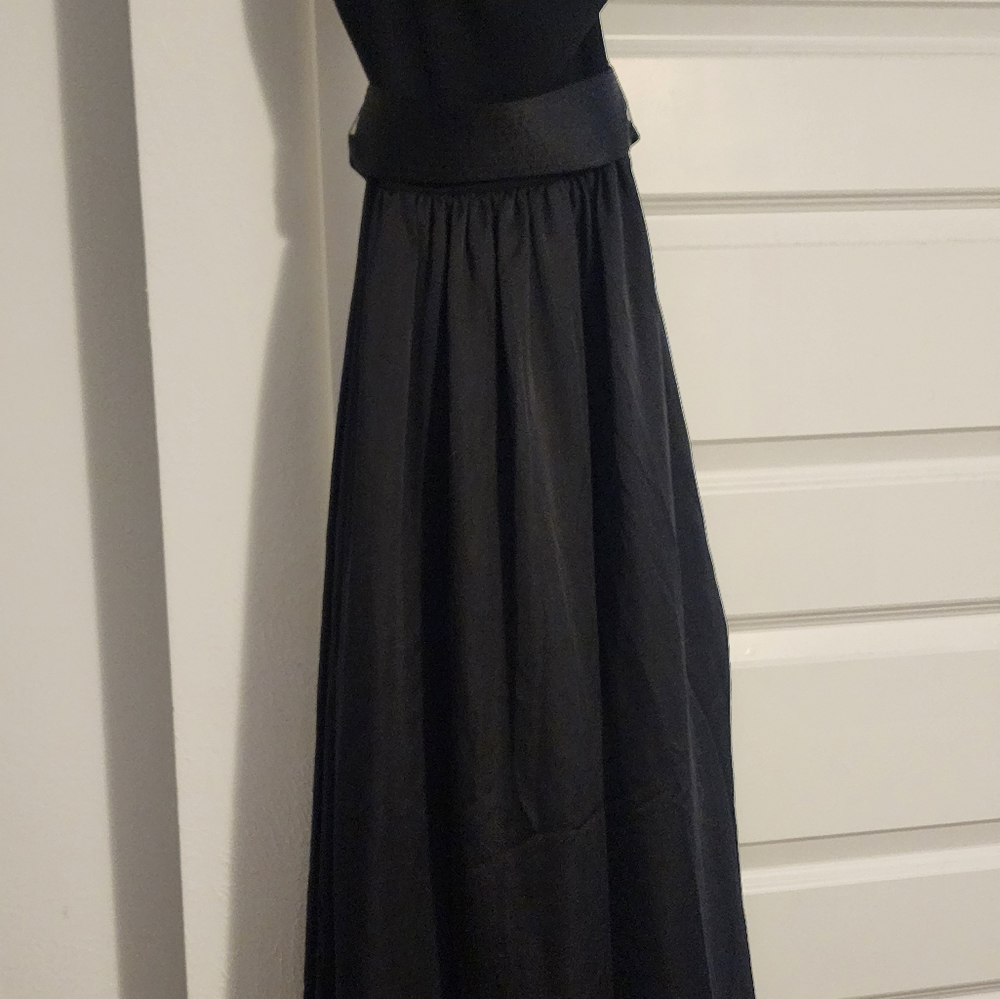Vera Wang White Black Sleeve-less Bow Tie  Halter Gown